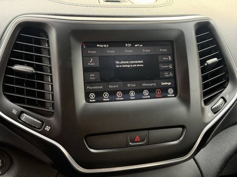 Used 2019 Jeep Cherokee Latitude Plus w/ Cold Weather Group AWD/4WD image 22