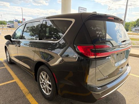 Used 2023 Chrysler Pacifica Touring-L FWD image 6