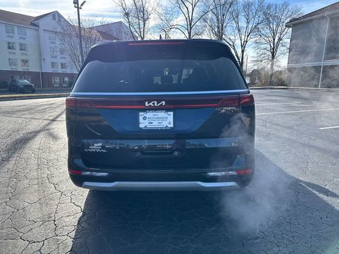 Certified 2023 Kia Carnival LX image 4
