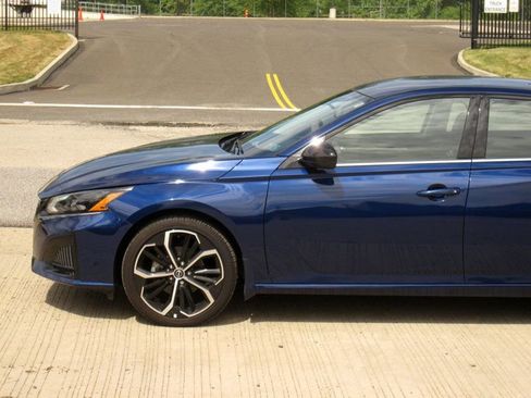 Used 2024 Nissan Altima 2.5 SR FWD image 7