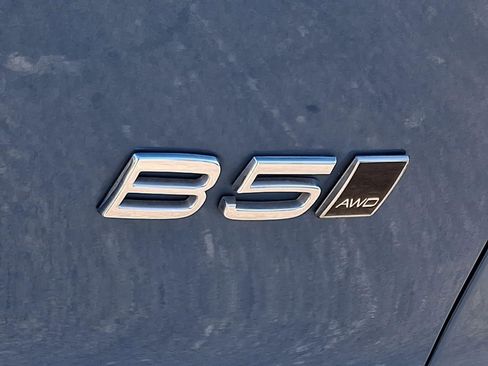 Certified 2023 Volvo XC40 B5 Plus image 30