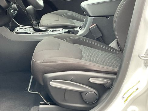 Used 2019 Jeep Cherokee Latitude w/ Popular Appearance Group FWD image 13