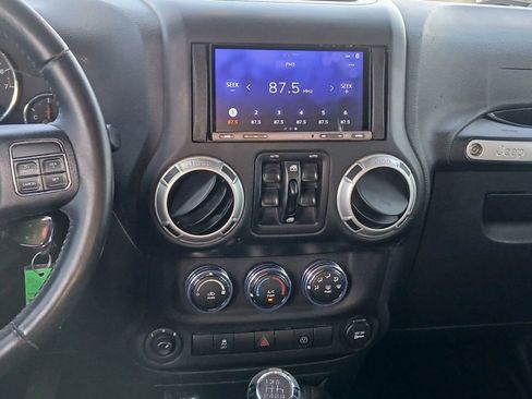 Used 2016 Jeep Wrangler Unlimited Sahara w/ Connectivity Group AWD/4WD image 25