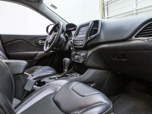 Used 2019 Jeep Cherokee Latitude Plus w/ Comfort/Convenience Group FWD image 12