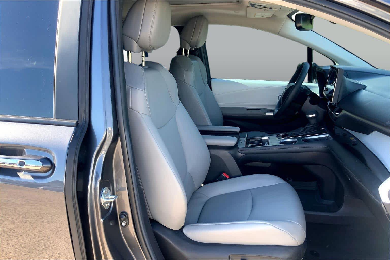 Used 2025 Toyota Sienna XLE FWD image 9