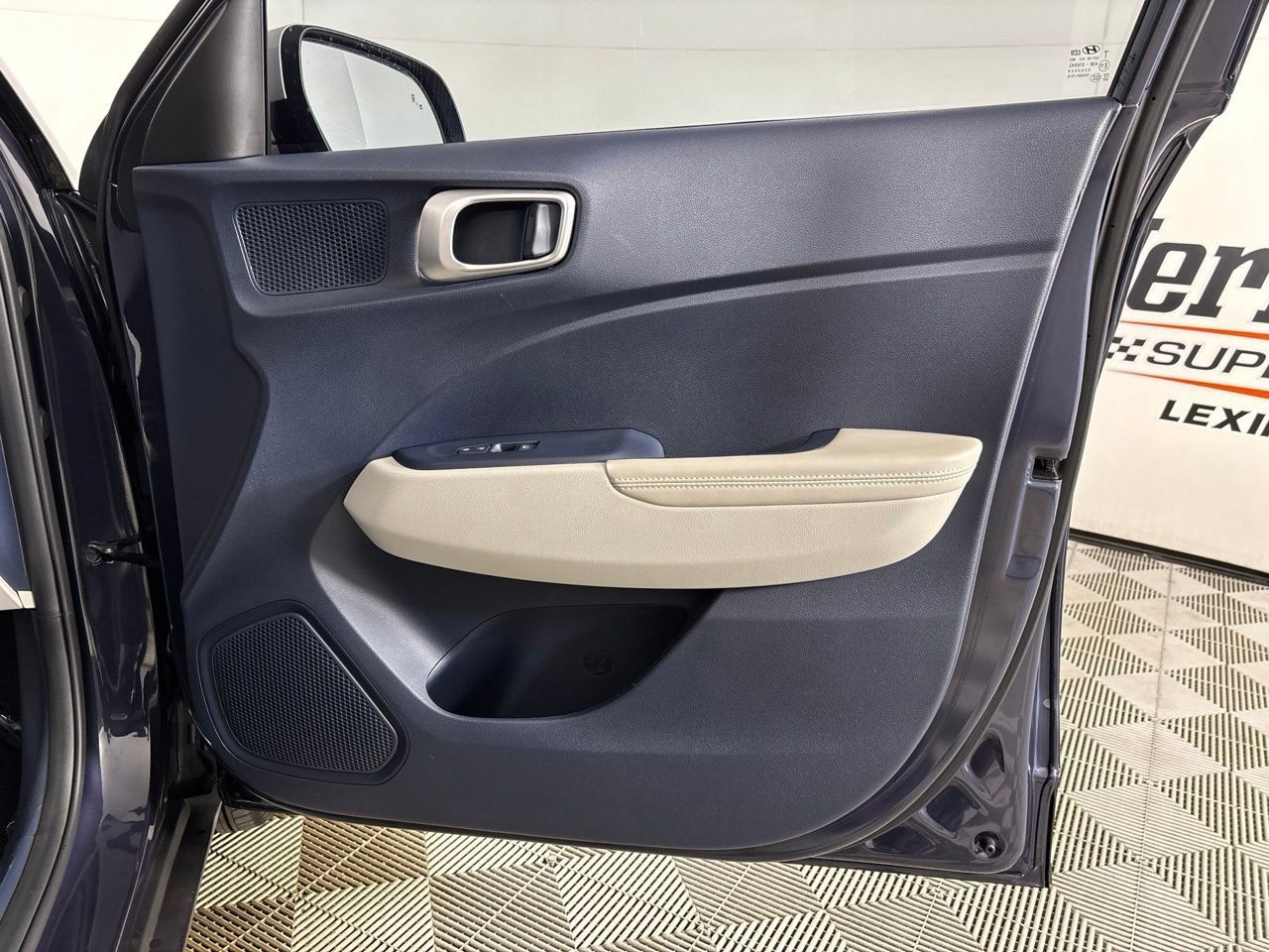 Used 2023 Hyundai Venue Limited FWD image 28