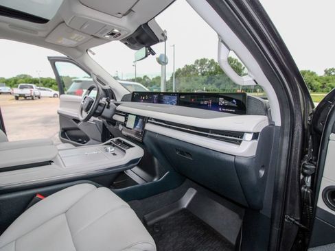 Used 2025 Lincoln Navigator Reserve AWD/4WD image 18