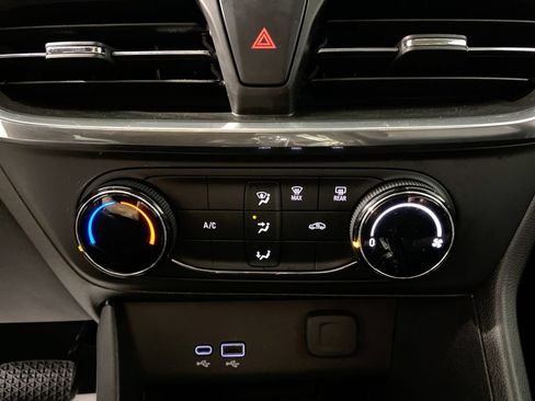 Certified 2024 Buick Encore GX Preferred FWD image 18