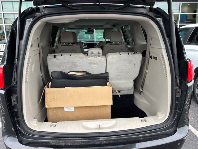 Used 2017 Chrysler Pacifica Limited FWD image 12