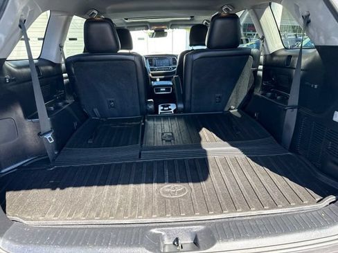 Used 2017 Toyota Highlander XLE AWD/4WD image 14