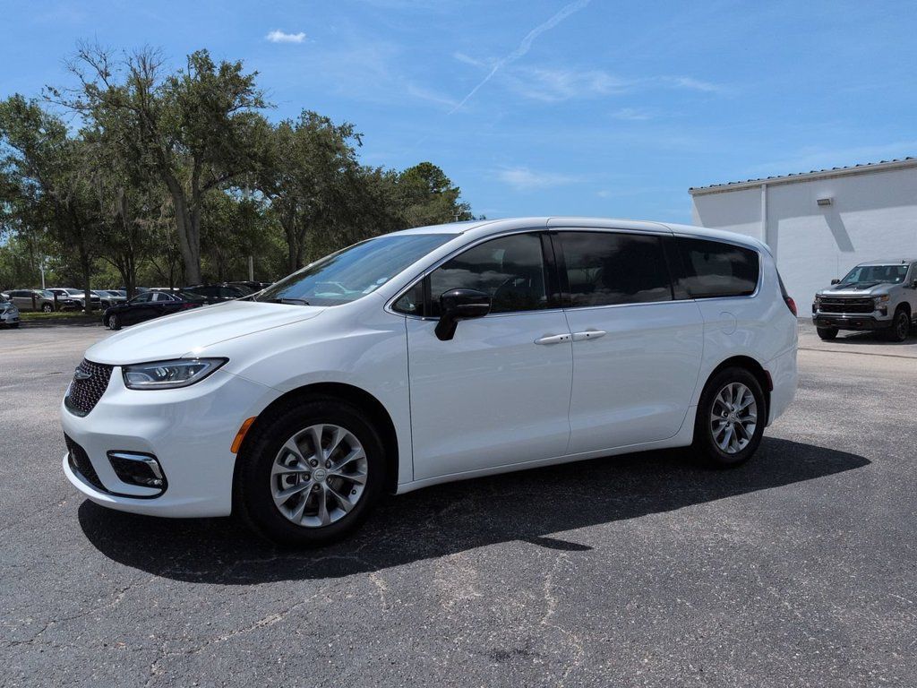 Used 2026 Chrysler Pacifica Limited FWD image 8