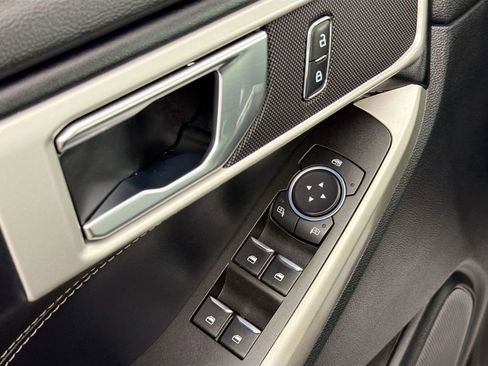 Used 2022 Ford Explorer XLT image 17