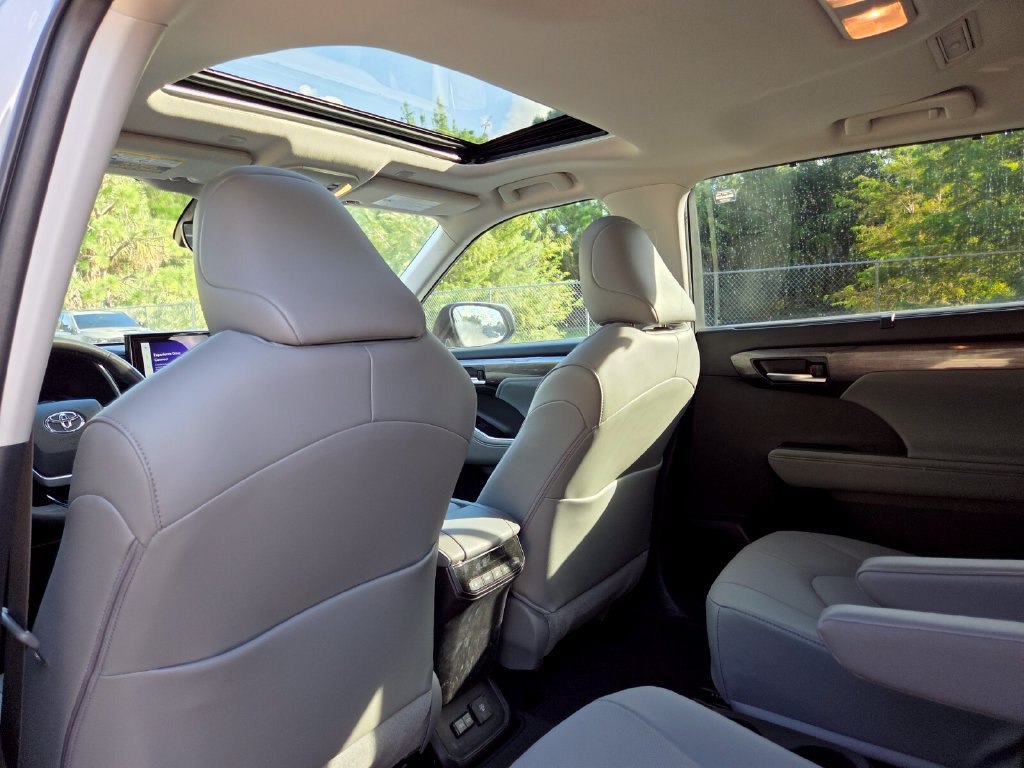 Used 2025 Toyota Highlander Limited AWD/4WD image 25