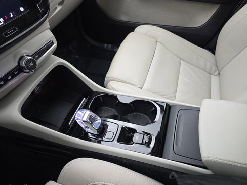 Used 2023 Volvo XC40 B4 Ultimate w/ Protection Package Premier image 25