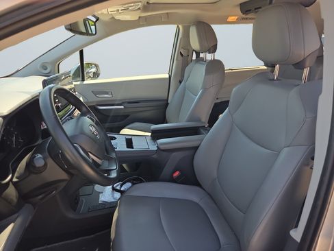 Used 2021 Toyota Sienna XLE w/ XLE Plus Package FWD image 10