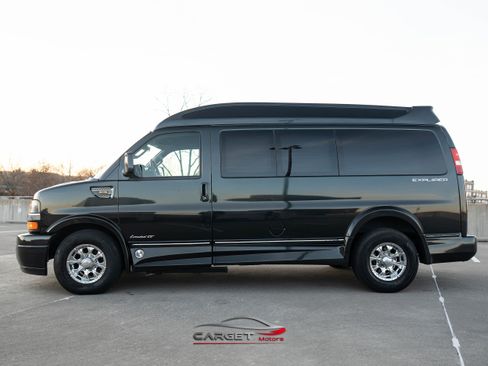 Used 2017 Chevrolet Express 2500 image 4