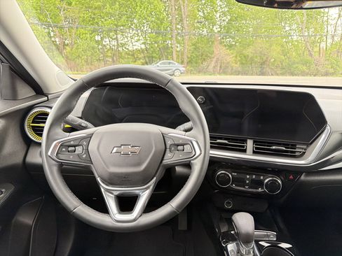 Used 2024 Chevrolet Trax ACTIV w/ Sunroof Package FWD image 12