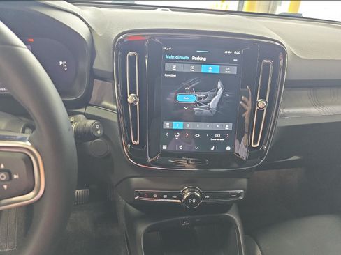 Used 2024 Volvo XC40 Recharge Core RWD image 13