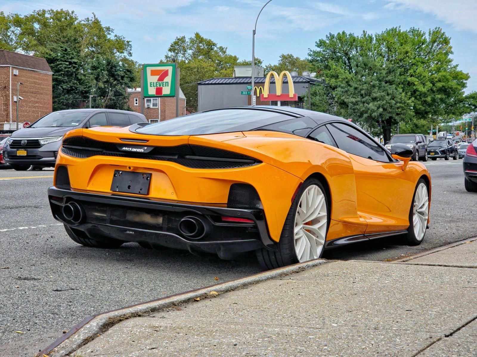 Used 2023 McLaren GT RWD image 12
