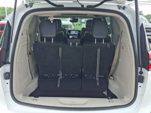 Used 2023 Chrysler Pacifica Limited FWD image 26