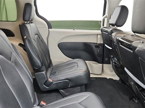 Used 2021 Chrysler Pacifica Touring-L w/ Uconnect Theater Family Group image 20