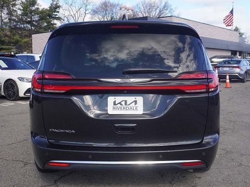 Used 2023 Chrysler Pacifica Touring-L image 14