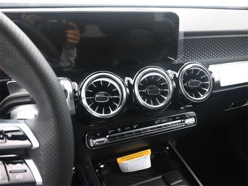 New 2024 Mercedes-Benz GLB 250 image 3