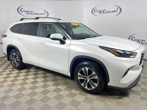 Used 2023 Toyota Highlander XLE AWD/4WD image 1