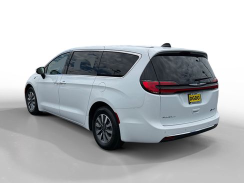 Used 2023 Chrysler Pacifica Touring-L FWD image 3