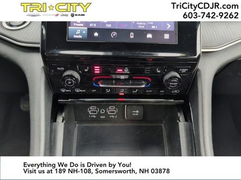 Used 2023 Jeep Grand Cherokee L Laredo image 24