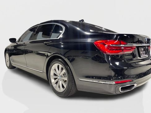 Used 2018 BMW 740i image 10