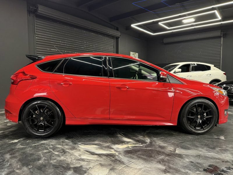 Used 2015 Ford Focus SE w/ SE Sport Package FWD image 4