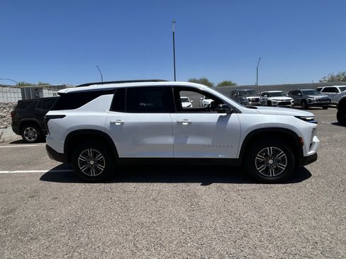 Used 2024 Chevrolet Traverse LT FWD image 5