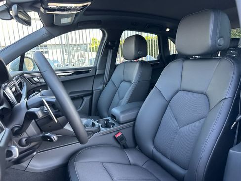 Certified 2025 Porsche Macan AWD/4WD image 5