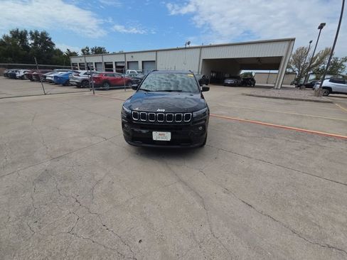 Used 2025 Jeep Compass Latitude w/ Sun & Sound Group AWD/4WD image 5