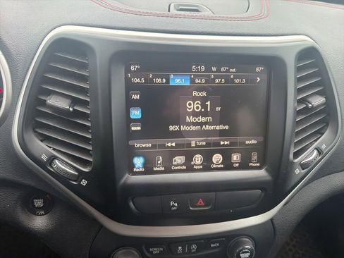 Used 2018 Jeep Cherokee Trailhawk w/ Comfort/Convenience Group AWD/4WD image 12