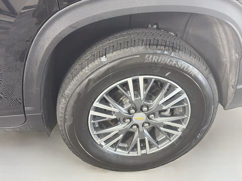 Used 2025 Chevrolet Traverse LT FWD image 11