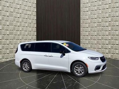 Certified 2025 Chrysler Pacifica Select FWD image 2