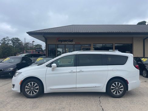 Used 2020 Chrysler Pacifica Touring-L Plus w/ Advanced Safetytec Group image 2