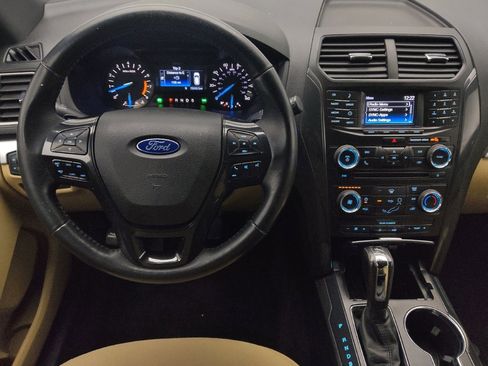 Used 2017 Ford Explorer XLT image 22