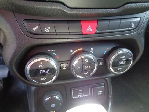 Used 2017 Jeep Renegade Latitude w/ Popular Equipment Group AWD/4WD image 39