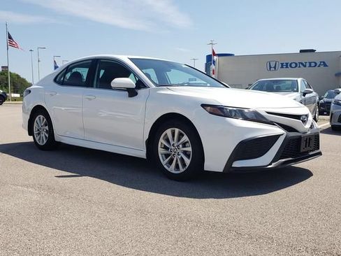 Used 2024 Toyota Camry SE FWD image 3