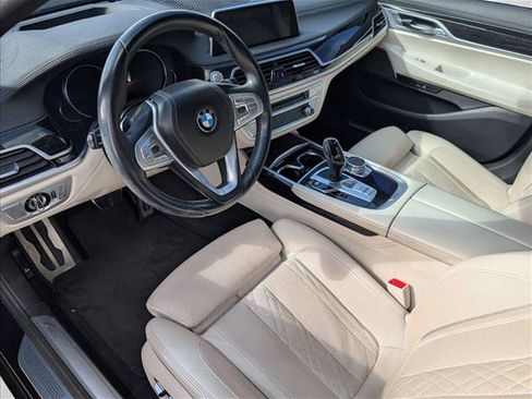 Used 2019 BMW 750i w/ M Sport Package RWD image 10