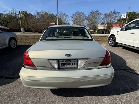 Used 2004 Ford Crown Victoria Police Interceptor image 5