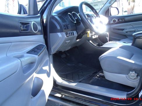 Used 2013 Toyota Tacoma PreRunner image 18