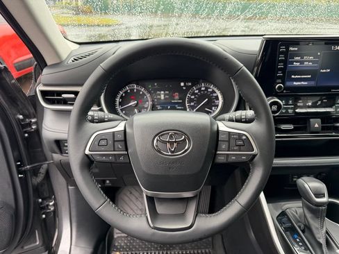 Used 2022 Toyota Highlander XLE AWD/4WD image 18
