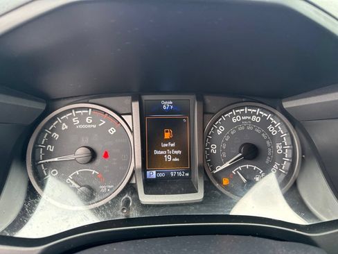 Used 2017 Toyota Tacoma TRD Off-Road w/ Premium & Technology Package AWD/4WD image 7