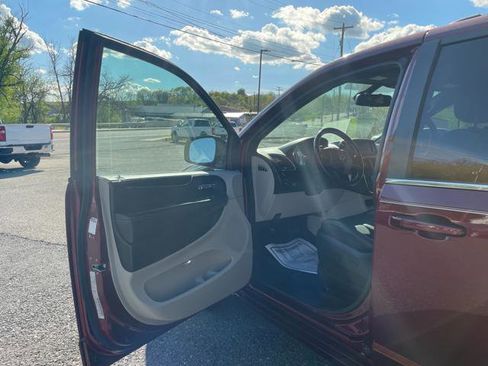Used 2019 Dodge Grand Caravan SXT image 14
