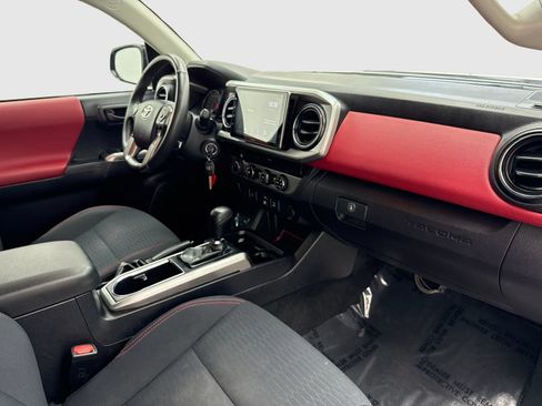 Used 2018 Toyota Tacoma SR5 AWD/4WD image 38