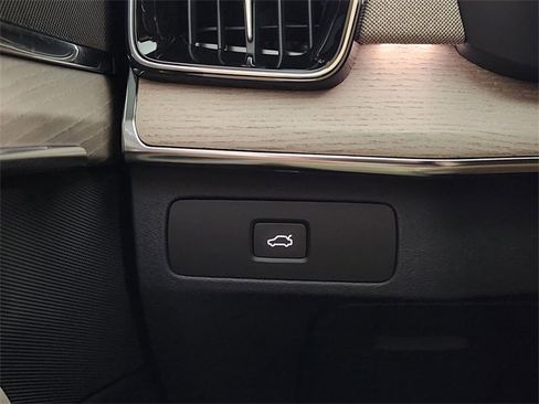 New 2026 Volvo XC90 B6 Plus w/ Protection Package Premier image 22